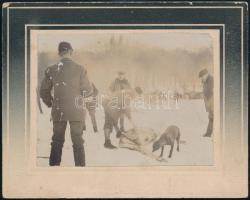 cca 1910 Vadászat, elejtett vad, kartonra kasírozott fotó felületi kopásokkal, 8,5×11 cm