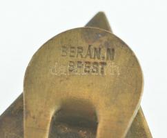 1943. A m. kir. 13. könnyű hadosztály emlékjelvénye, zománcozott bronz gomblyukjelvény, hátlapon két...