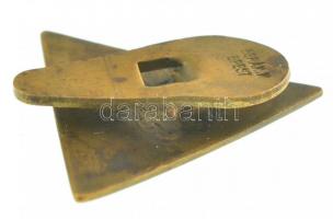 1943. A m. kir. 13. könnyű hadosztály emlékjelvénye, zománcozott bronz gomblyukjelvény, hátlapon két...