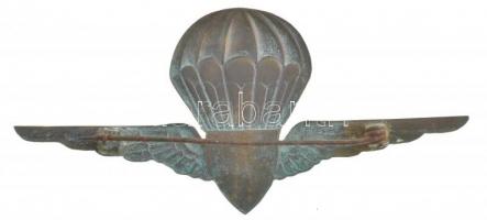 ~1941-1944. "Ejtőernyős levente jelvény" ritka zománcbetétes bronz lemezjelvény (40x85mm) ...