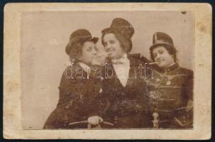cca 1920 Vidám lányok katonaruhában keményhátú fotó 6x9 cm