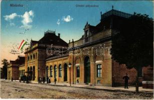 1916 Miskolc, Gömöri pályaudvar, vasútállomás magyar zászlóval. Vasúti levelezőlapárusítás 46. 1915. (EK)