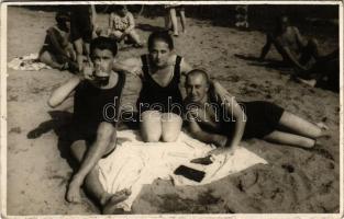 1927 Trencsénteplic, Trencianske Teplice; strand, söröző férfi / beach, spa, man drinking beer. Foto Friedl, photo (EK)