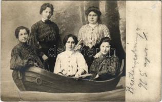 1905 Besztercebánya, Banská Bystrica; hölgyek csónakos műtermi képe / ladies in boat, studio photo (r)