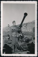 1942-1943 Légvédelmi ágyú Oroszországban, hátoldalon feliratozott fotó, 6×9 cm