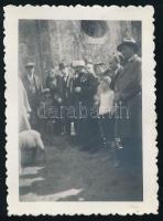 1934 Bayram ünnep Gül Baba Türbéjénél, hátoldalon feliratozott fotó, 7×5 cm