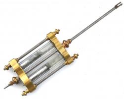 Feles ütős asztali óra, feltehetően francia, higanykompenzációs ingával, üvegen apró csorbák, 1900 k...