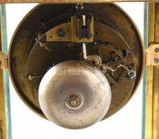 Feles ütős asztali óra, feltehetően francia, higanykompenzációs ingával, üvegen apró csorbák, 1900 k...