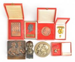 8db-os szocialista tétel, közte 1986. "Lenin / 50 éve a Párt szolgálatában 1936-1986" Br plakett eredeti tokban (69mm) + "Lenin" Br szobor (47x53x124mm) + 1976. "50 éve a Párt szolgálatában 1936-1986" Br plakett Lenin Br ábrázolásával kitámasztható képkeretben (93x132mm) + Kiss Nagy András (1930-1997) 1977. "De elvtársaim! Ez az a munkásság, mely osztályharcban vasba öltözött... / Emlékül a Munkásőrség alapító tagjának a Munkásőrség országos parancsnokától 1977. II." Cu emlékplakett eredeti sérült tokban (105x72mm) T:vegyes