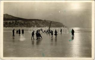 1941 Balaton, téli sportélet a befagyott jégen, fakutyázás, jégvitorla