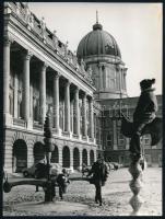 cca 1975 Gyerekek játszanak a Várban, a Nemzeti Galéria mostani bejárata előtt, fotó, jó állapotban, 23,5×17,5 cm