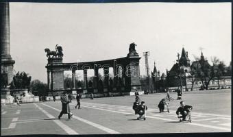 1959 Budapest, gyerekek rollerversenye a Hősök terén, hátoldalt feliratozott fotó, szép állapotban, 10×17 cm