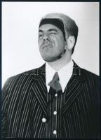 1998 Friderikusz Sándor riporter, műsorvezető grimaszol, Szigetcsán Zoltán hátoldalt pecsételt fotómontázsa, szép állapotban, 18×13 cm