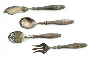 Ezüst (Ag) nyelű tálalókészlet, jelzett, kopott, díszdobozban, bruttó:135g