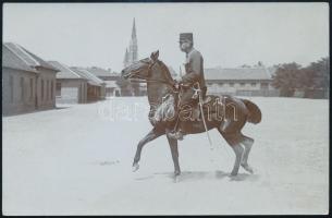 cca 1910 Retter Károly lóidomítás közben laktanyai gyakorlótéren Budapesten, fotó szép állapotban, hátoldalon a tiszt nevével, 9×14 cm