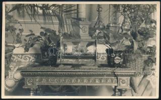 1945 Az 1945. augusztus 19-én hazahozott Szent Jobb az Angolkisasszonyok budapesti kápolnájában, hátoldalon pecsételt korabeli fotó, szép állapotban, 8×13 cm