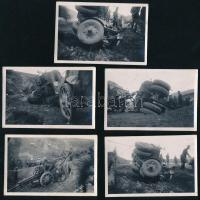 1942 Magyar műszaki egység, egy ágyúvontató traktor felborulása halálos balesettel járó katasztrófa Erdélyben, hátoldalon feliratozott 5 db fotó, 6×8,5 cm