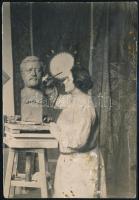 cca 1920 Telcs Gina (1880-1959) szobrászművész Kernstock Károly festőművész mellszobrát készíti, hátoldalon feliratozott fotó, kopásnyomokkal, 11×7,5 cm