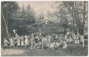 Eperjes, Presov; Az első alkoholellenes nap emlékére. Az angolkisasszonyok elemi iskolájának tanulói 1914. április 27-én. Divald Károly fia kiadása / group of elementary school students and Catholic sisters commemorate the 1st Anti-Alcohol Day in Presov (r)