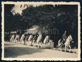 cca 1930 Budapest, a királyi lovas testőrség felvonulása a várban, fotó, 6×8 cm