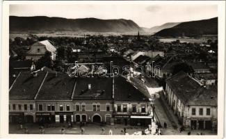 Rozsnyó, Roznava; teljes látkép a Szilicei fennsíkkal, Steiner József, Róth Sándor, Markó Frigyes, Neumann Lajos utóda üzlete, Markó Testvérek sajtüzeme, Gömöri Áruforgalmi Vállalat / general view, shops