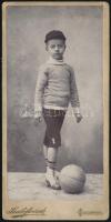 cca 1900 Kisfiú labdával, keményhátú fotó a Szabó fivérek budapesti műterméből, 16,5×8 cm