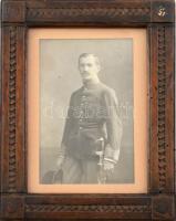 cca 1910 Egyenruhás férfi portréja. Fotó. Dekoratív, kissé kopott üvegezett fa keretben, 15,5x9,5 cm