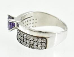 Ezüst(Ag) dupla gyűrű lila kővel, jelzett, méret: 57, bruttó: 4,5 g