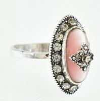 Ezüst(Ag) ovális gyűrű rózsaszín kővel, jelzett, méret: 59, bruttó: 4,93 g