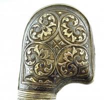 Ezüst (Ag) markolatú, niellózott kozák szablya, jelzés nélkül, a penge feltehetően pótolt, kopásokka...