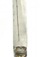 Ezüst (Ag) markolatú, niellózott kozák szablya, jelzés nélkül, a penge feltehetően pótolt, kopásokka...