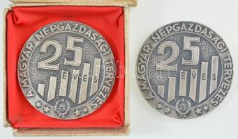 1972. 25 éves a magyar népgazdasági tervezés 1947-1972 fém plakett (60mm) (2x, egyik sérült papírtokban) T:2