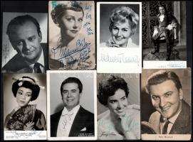 19 db, nagyrészt külföldi színész, énekes által aláírt fotólap az 1940-es évektől