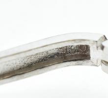 Ezüst(Ag) fülbevalópár kör alakú dísszel, egyik fülkarikával, jelzett, h: 2,5 cm, bruttó: 3,3 g