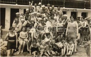 Lovran, Laurana; családi nyaralás, fürdőzők a starndon / family holiday on the beach, bathing people. Photo Letis