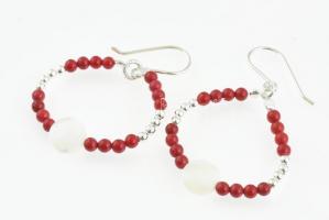 Ezüst(Ag) fülbevalópár korall és gyöngyház díszítéssel, jelzés nélkül, h: 3 cm, bruttó: 3 g