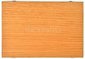 Fa érmetartó doboz bársonybéléssel 15db, 4,5cm átmérőjű, kör alakú férőhellyel, használt, újszerű ál...