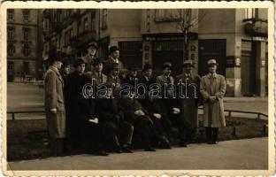 1940 Budapest XIII. REX Gyógyszervegyészeti gyár és Gyógyáru kereskedelmi rt. üzlete, csoportkép. Rudolf tér (ma Jászai Mari tér, a Fehér ház). photo (EK)