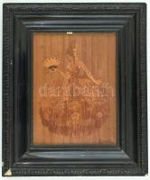 Olvashatatlan jelzéssel: Hölgy legyezővel. Fa intarzia. Dekroatív, sérült fa keretben, 23,5×18 cm