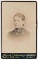 cca. 1880 Matzen Márta, keményhátú fotó, Benque Kindermann hamburgi műterméből, 10,2×6,3 cm