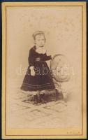 cca. 1860 ismeretlen kislány, keményhátú fotó, Bülch Ágoston Pesti műterméből, cca.10,3×6,4 cm