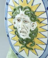 Hellén katona, Meduzafejes pajzzsal, színesen, kézzel festett fajansz, 1900 körül, Olaszország, form...