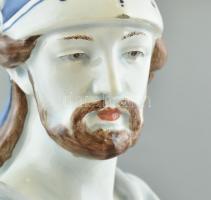 Hellén katona, Meduzafejes pajzzsal, színesen, kézzel festett fajansz, 1900 körül, Olaszország, form...