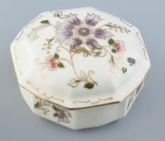 Zsolnay virágmintás porcelán bonboniere, kézzel festett, jelzett, kopásnyomokkal, d: 9 cm