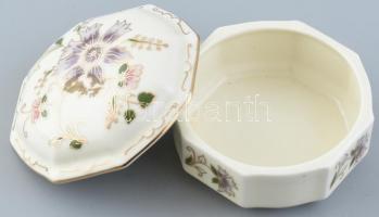 Zsolnay virágmintás porcelán bonboniere, kézzel festett, jelzett, kopásnyomokkal, d: 9 cm