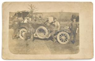 cca. 1910 I. Világháborús katonák, Gräf & Stift Bécsi autógyár automobilban és körülötte. Fotó, foltos. 9X13,5cm