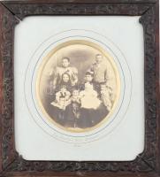 1876 Család fotója. Schrecker Ign. John műterméből, szecessziós, üvegezett, fakeretben. 17x14cm