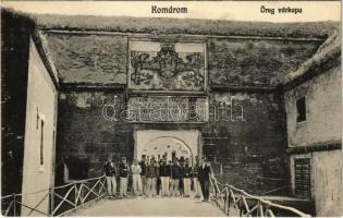 1911 Komárom, Komárno; Öreg várkapu, K.u.K. katonák. L.H. Pannonia / castle gate with K.u.K. soldiers + WIEN - GYŐR - BUDAPEST 352 A vasúti mozgóposta bélyegző