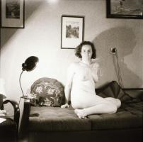 cca 1930 Hazaváró asszonyka, szolidan erotikus felvételek egy legénylakás fotógyűjteményéből, 2 db vintage NEGATÍV, 6x6 cm