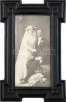 Antik fali képkeret, benne házaspár fotója, kopott 18x9cm